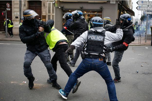 Gilets jaunes une enquete ouverte a Rouen pour des violences policieres