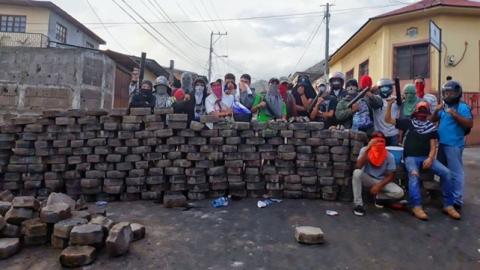 Les "manifestants pacifiques" décrits par les médias occidentaux armés de mortiers sur une barricade en 