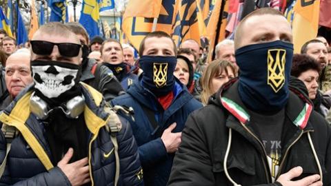 Néonazis défilent en Ukraine
